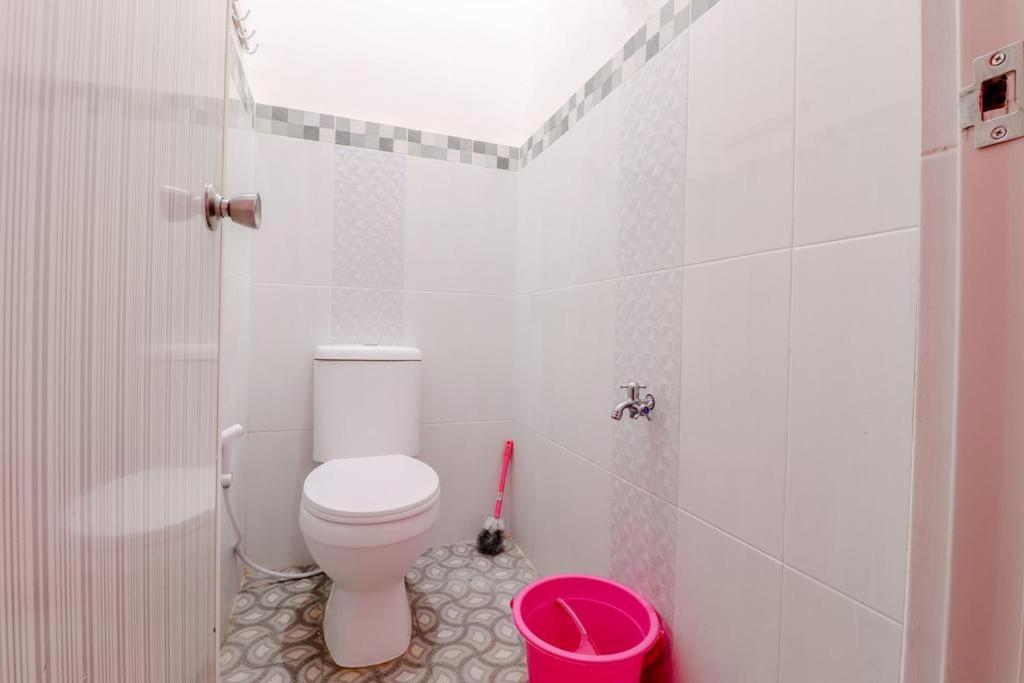 Pinky Guest House Syariah Kota Batu エクステリア 写真