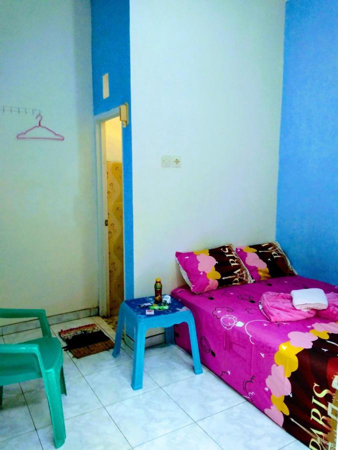 Pinky Guest House Syariah Kota Batu エクステリア 写真