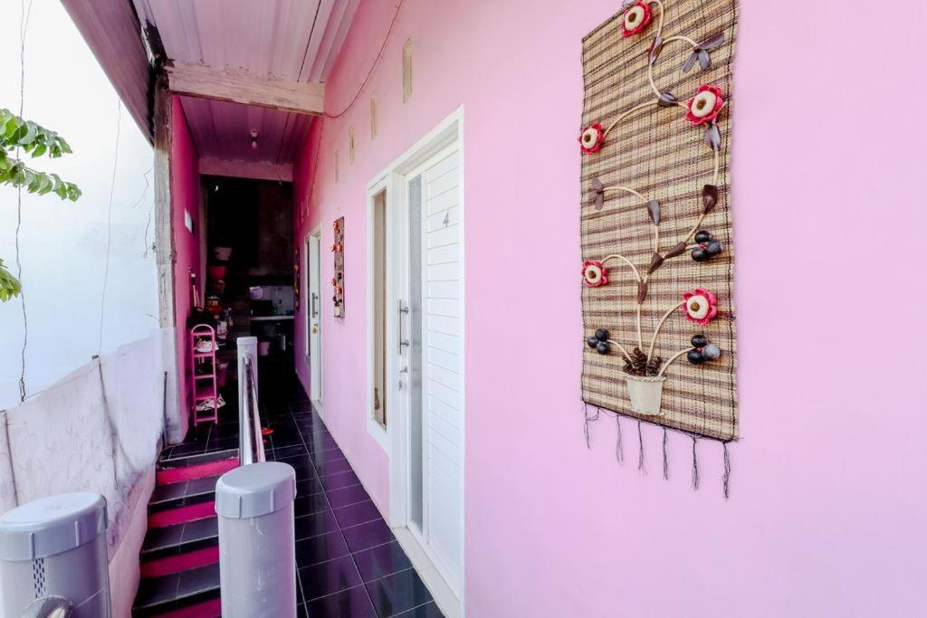 Pinky Guest House Syariah Kota Batu エクステリア 写真