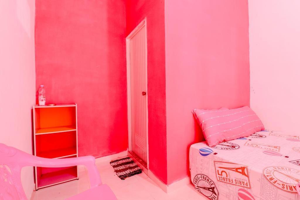 Pinky Guest House Syariah Kota Batu エクステリア 写真