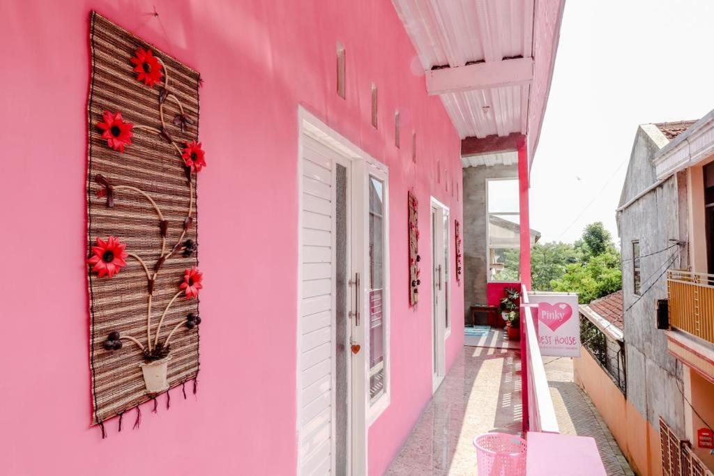 Pinky Guest House Syariah Kota Batu エクステリア 写真