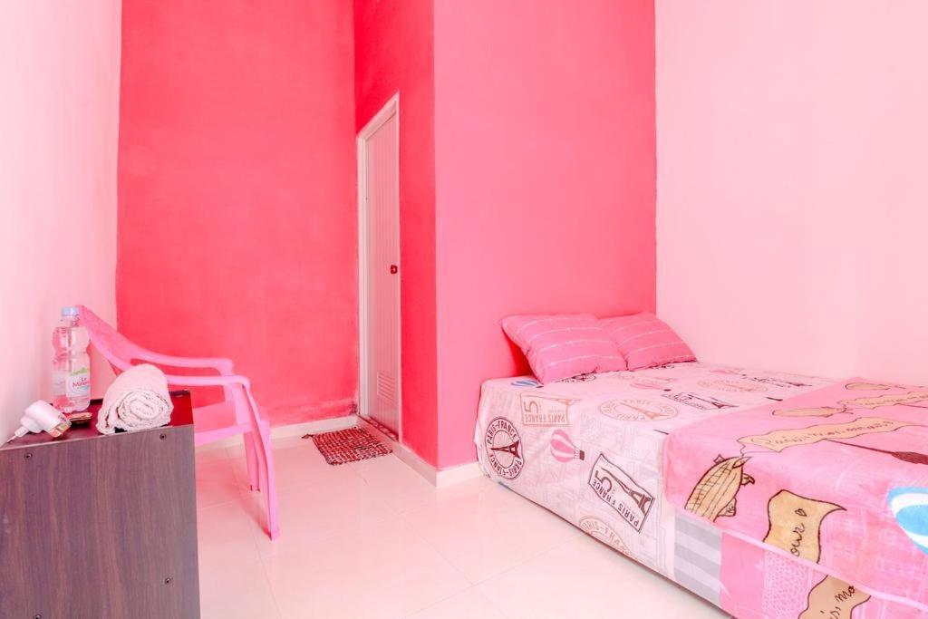 Pinky Guest House Syariah Kota Batu エクステリア 写真